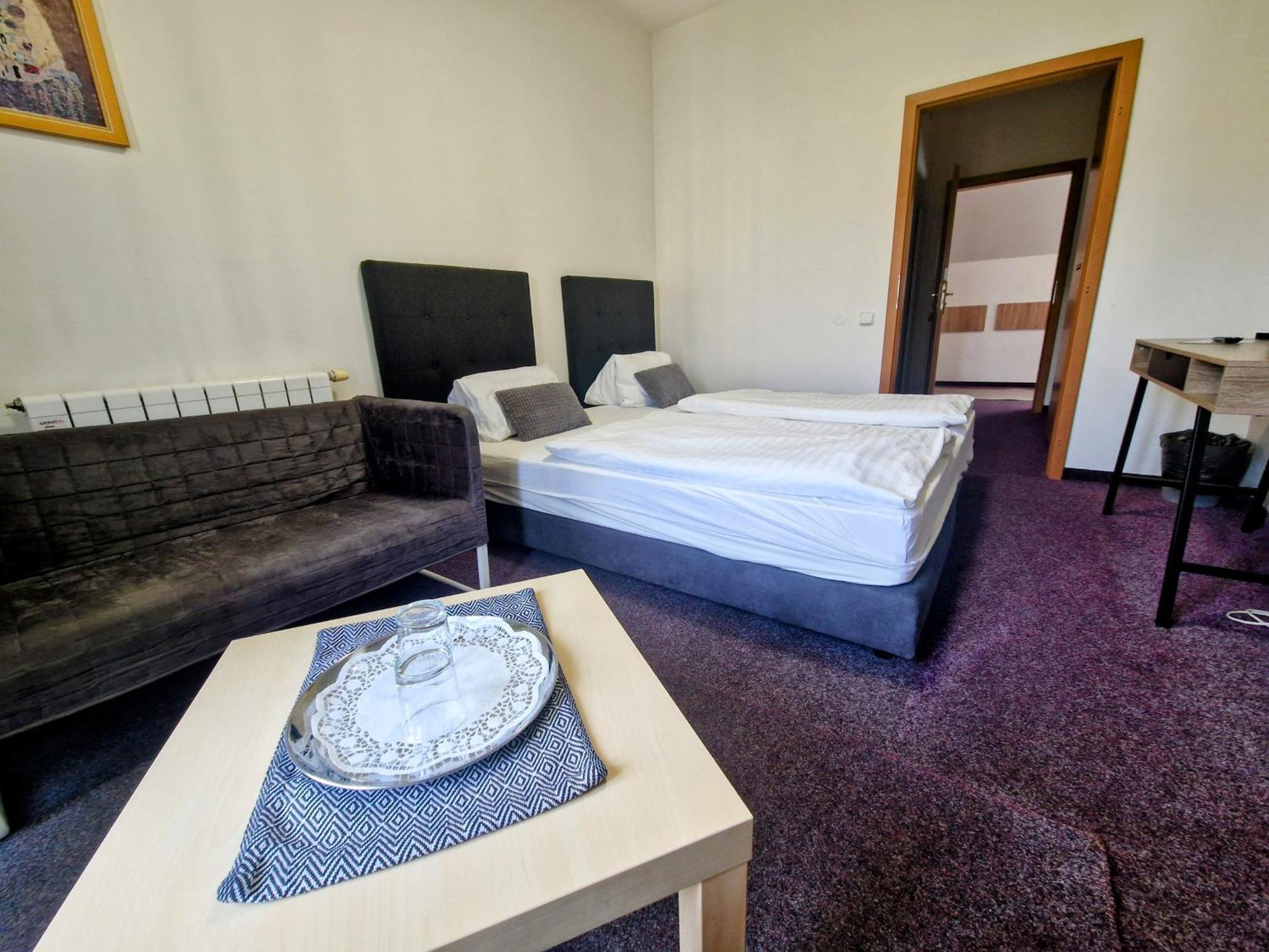Family Hotel Maxim Beroun  Exterior foto